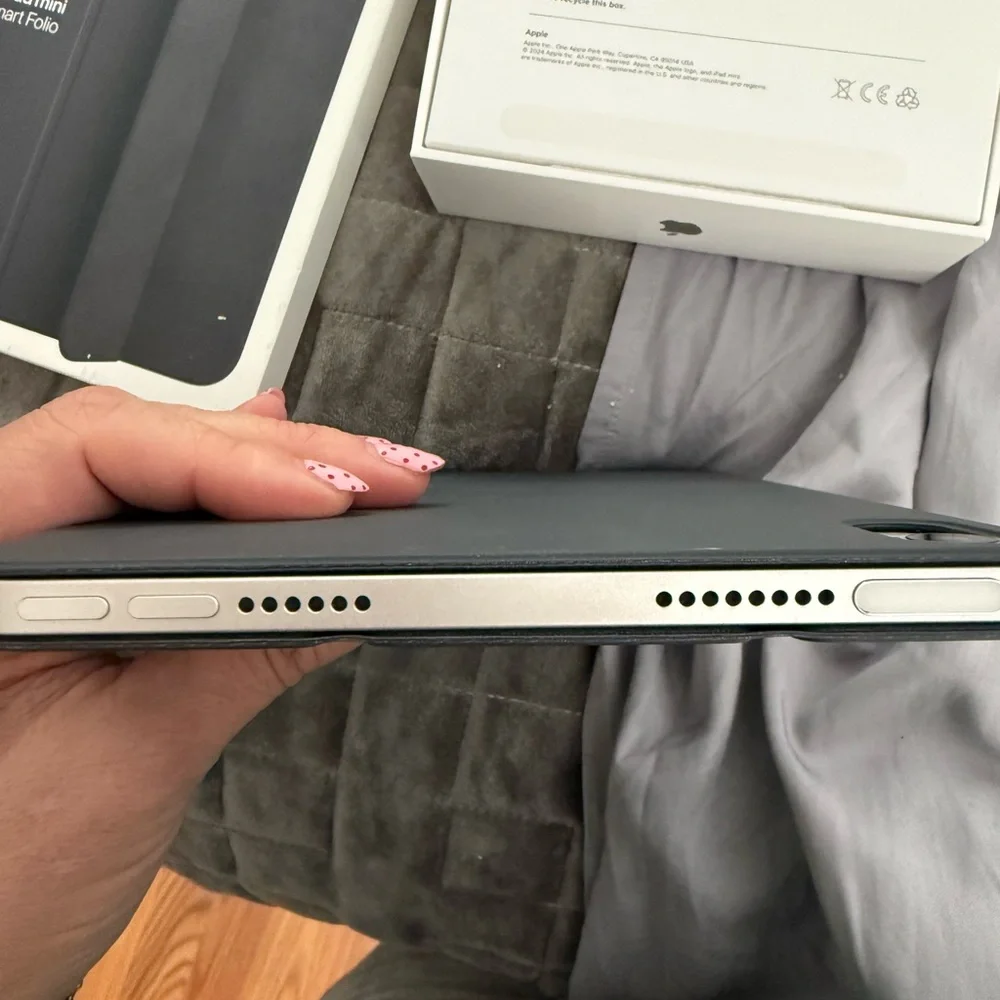 Apple iPad Mini - Pink and Orange Display